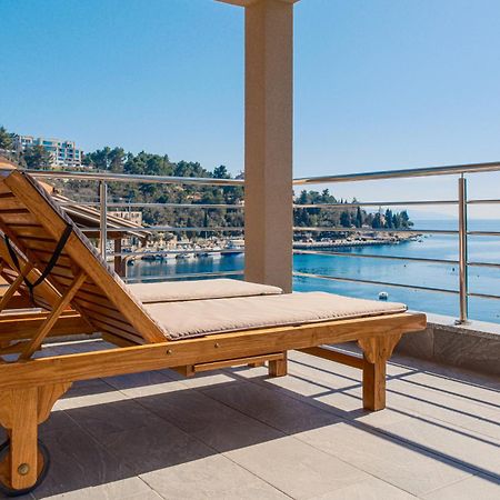 Seafront 2-Bedroom Apartment Nika - Rabac Exteriér fotografie