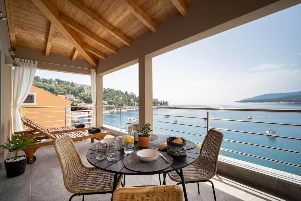 Seafront 2-Bedroom Apartment Nika - Rabac Exteriér fotografie
