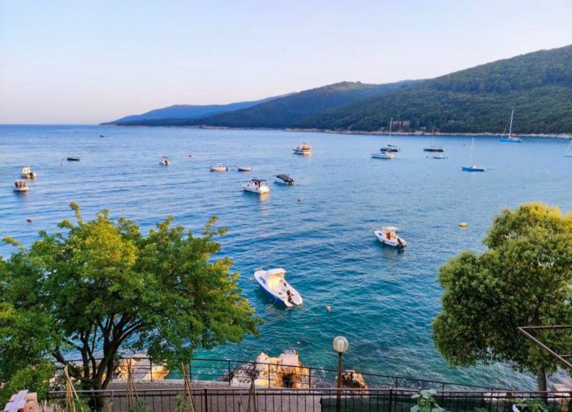 Seafront 2-Bedroom Apartment Nika - Rabac Exteriér fotografie