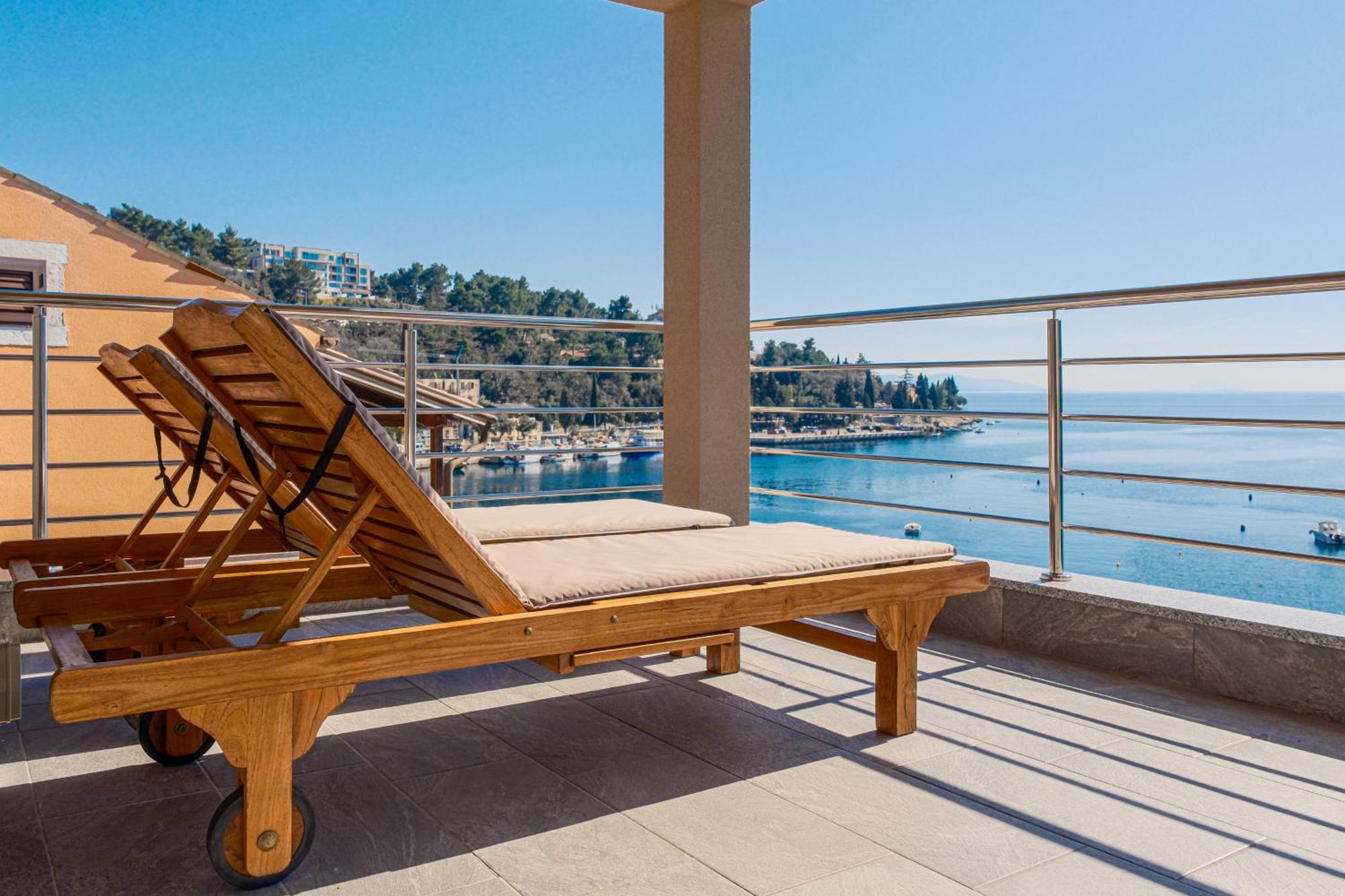 Seafront 2-Bedroom Apartment Nika - Rabac Exteriér fotografie